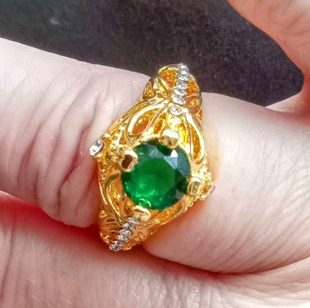 🪻4/$25🪻Gold tone simulated Emerald ring with simulated diamonds NWOT